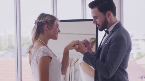 Novia feliz y novio en vestido de novia prepararse para casarse en la ceremonia de la boda. — Vídeo de stock