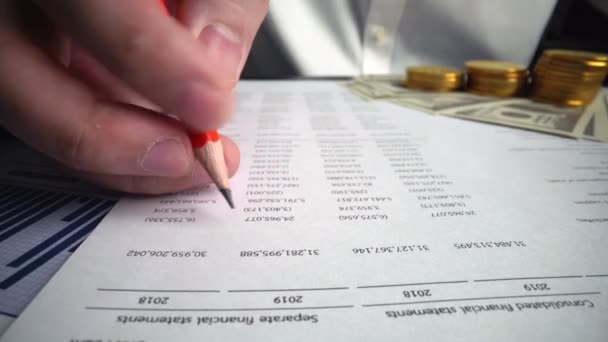 Contador analizando datos de marketing empresarial en el tablero de instrumentos de papel en la mesa de oficina. — Vídeos de Stock