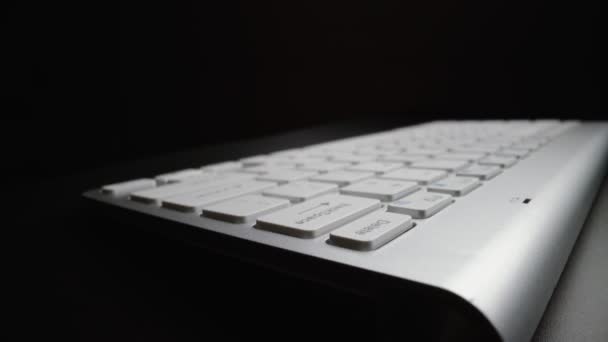 Widok z bliska klawiatury komputera. Makro miękka ostrość dolly shot — Wideo stockowe