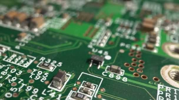 Extremo primer plano de la placa de circuito impreso verde Electrónica con dolly — Vídeo de stock