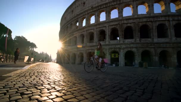 İtalya, Roma 'da Colosseum' un önünde kalabalık bir sokak var. — Stok video