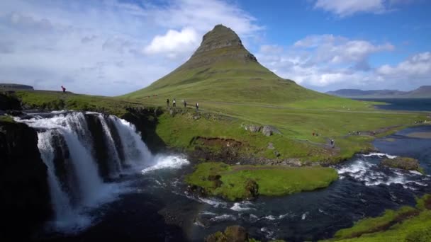 Kirkjufell Berglandschaft in Island Sommer. — Stockvideo