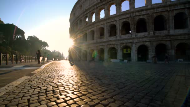 Frente a la calle llena de gente del Coliseo en Roma, Italia — Vídeos de Stock