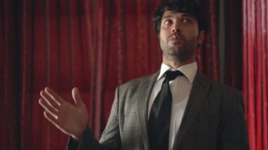 Adam robot gibi dans ediyor.