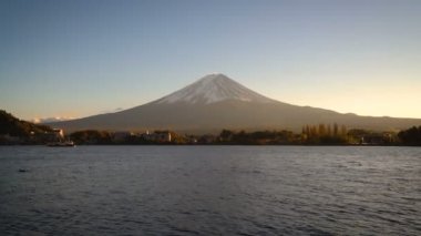 Fuji Dağı Japonya 'daki Kawaguchiko Gölü' nden izlendi.