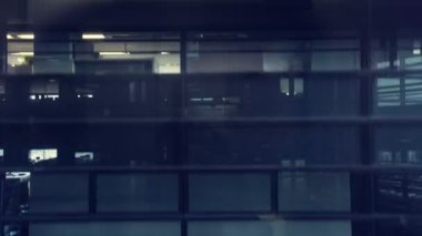 Modern ofis binasında asansör taşınıyor..