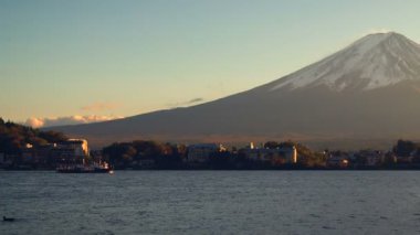 Fuji Dağı Japonya 'daki Kawaguchiko Gölü' nden izlendi.