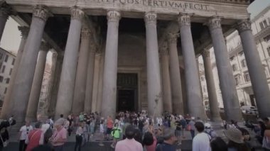 Turistler İtalya, Roma 'da Panteon' u ziyaret ettiler