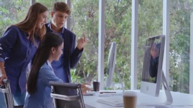 İş kadını ve işadamı modern ofiste sohbet ediyorlar..