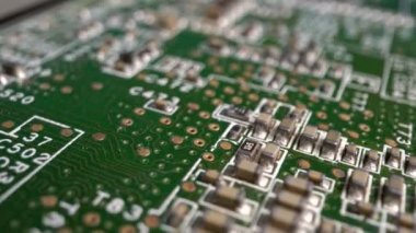 Yeşil Yazdırılmış Devre Tahtası Elektronik 'in Dolly ile Aşırı Yakın Çekimi