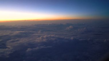 Uçak yolcusu penceresinden gün batımı.