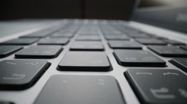 Bilgisayar klavyesinin yakın görüntüsü. Makro yumuşak odak doli çekimi