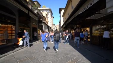 İtalya, Floransa 'daki Ponte Vecchio Köprüsü' nde yürüyorum.