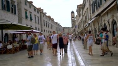 Dubrovnik Stradun Caddesi 'nde insanlar yürüyor.