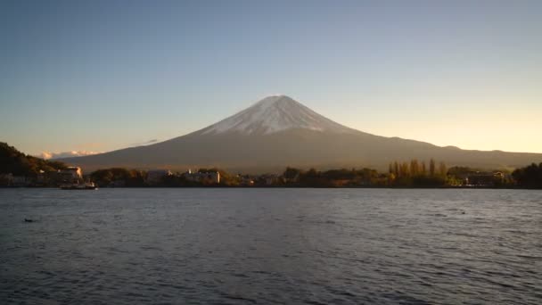 Mount Fuji bekeken vanaf Lake Kawaguchiko, Japan — Stockvideo
