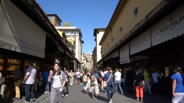 Прогулка по мосту Понте Веккьо во Флоренции, Италия — стоковое видео