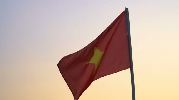 日没の空に手を振ってベトナム国旗. — ストック動画