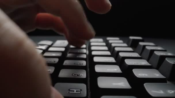 Крупним планом друк на клавіатурі з пальцями людини. Макро м'який фокус ляльковий постріл . — стокове відео
