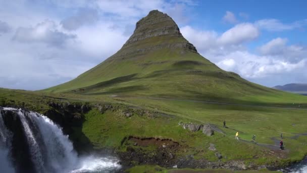 Kirkjufell paisaje de montaña en Islandia verano. — Vídeos de Stock