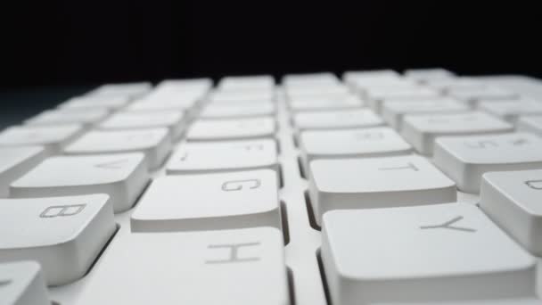 Vista de cerca del teclado de la computadora. Macro suave enfoque dolly tiro — Vídeo de stock