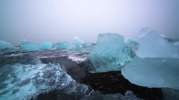 Παγόβουνα στην παραλία Diamond στην Ισλανδία. — Αρχείο Βίντεο