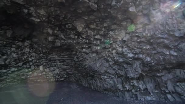 Cueva volcánica en la playa de Reynisdrangar, Vik, Islandia — Vídeo de stock