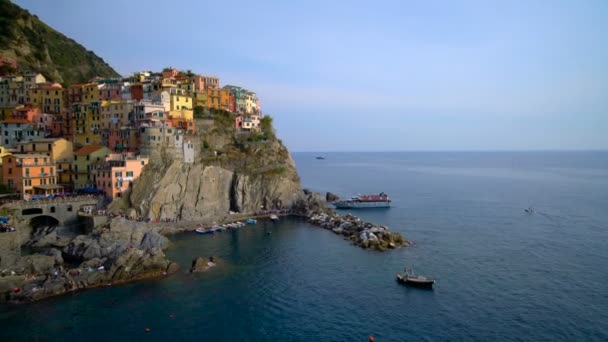 Деревня Манарола - побережье Чинкве-Терре в Италии — стоковое видео
