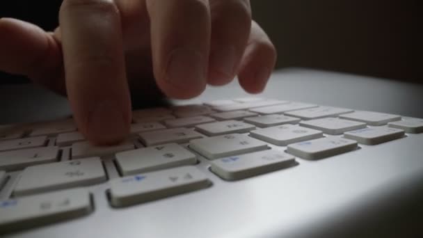 Gros plan en tapant sur le clavier avec les doigts de l'homme. Macro soft focus dolly shot. — Video