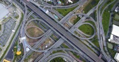 Yoğun Şehir Trafiği Süratli Otoyol Kavşağı 'nın Hava Görüntüsü