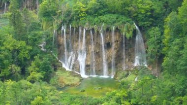 Hırvatistan 'ın Plitvice Göllerinde Şelale.