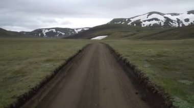 İzlanda 'daki Landmanalaugar' a giden toprak yolda arazi aracı sürüyor..