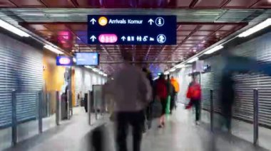 Uluslararası havaalanında yürüyen insanların zaman aşımına uğraması.