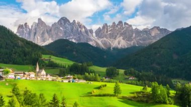 Zaman Hızı St Maddalena, Dolomitler İtalya Manzarası