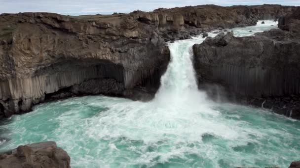 A Cachoeira Aldeyjarfoss na Islândia do Norte . — Vídeo de Stock