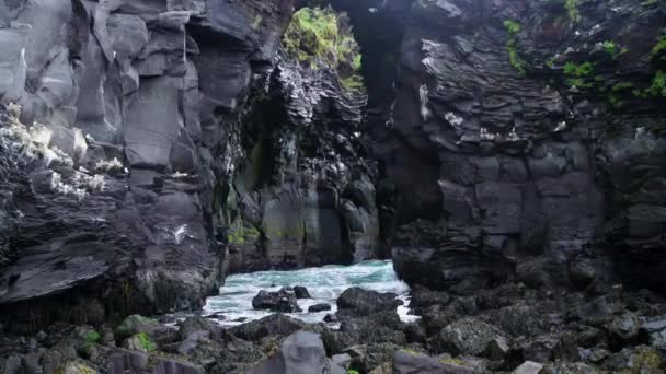 Rocky tengerparti táj Hellnar, Izland. — Stock videók