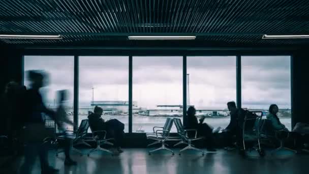 出発ゲートで国際空港を歩いている人の時間の経過. — ストック動画