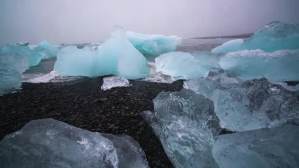 Icebergs em Diamond Beach, na Islândia. — Vídeo de Stock