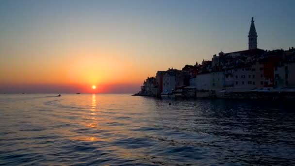 Západ slunce v Rovinji, Chorvatsko v panoramatickém výhledu — Stock video
