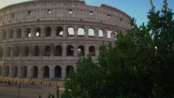 Rome Colosseum and crowded street of Rome, Italy — стоковое видео