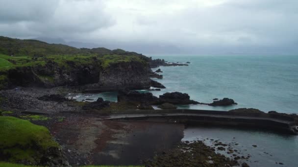 Paesaggio costiero roccioso a Hellnar, Islanda. — Video Stock