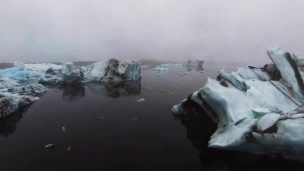 Letecký pohled na ledovce v ledovcové laguně Jokulsarlon na Islandu. — Stock video