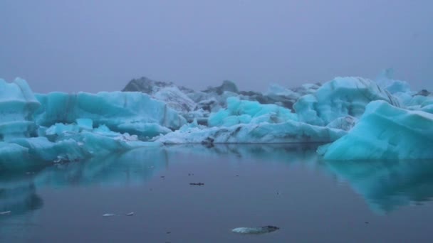 冰岛Jokulsarlon冰川泻湖中的冰山. — 图库视频影像