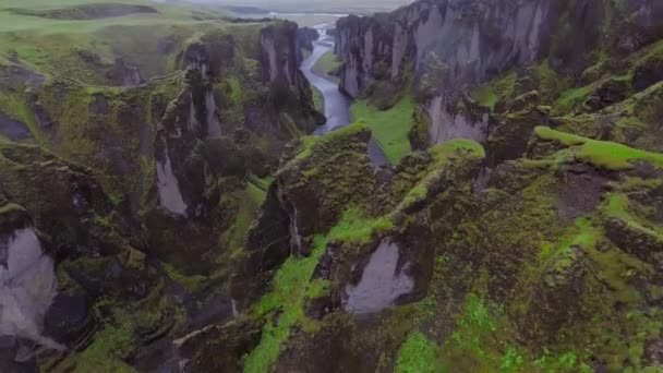 Uniek landschap van Fjadrargljufur in IJsland. — Stockvideo