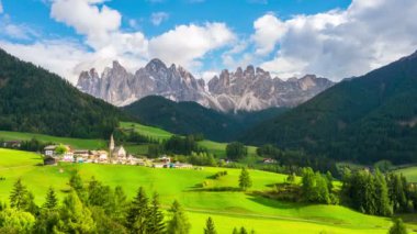 Zaman Hızı St Maddalena, Dolomitler İtalya Manzarası