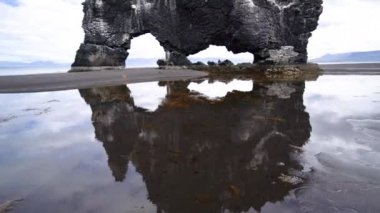 Hvitserkur - İzlanda 'nın eşsiz bazalt kayası.