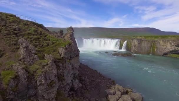 Drönare flygbilder av Godafoss vattenfall på norra Island. — Stockvideo