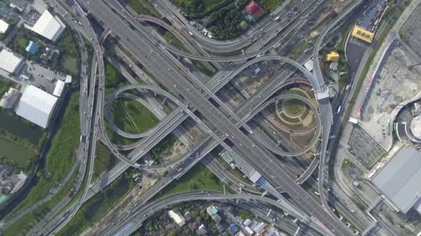 Luftsikt over veikryss med travel bytrafikk på vei – stockvideo