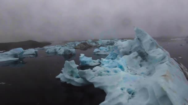 İzlanda 'daki Jokulsarlon buzul gölündeki buzdağlarının insansız hava görüntüsü.. — Stok video