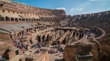 İtalya 'da Roma Kolezyumu' nda turistlerin zaman aşımı