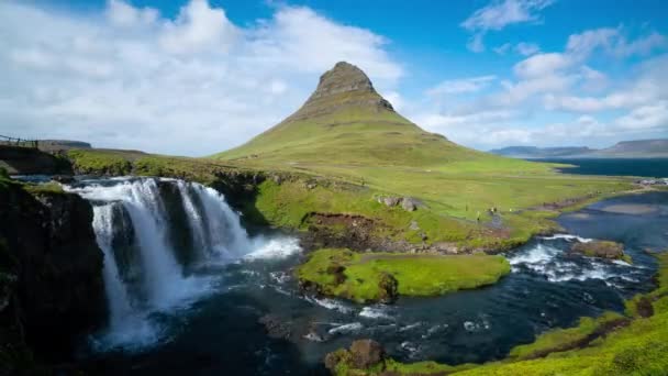 Tijdsverloop beelden van Kirkjufell berglandschap in IJsland zomer. — Stockvideo